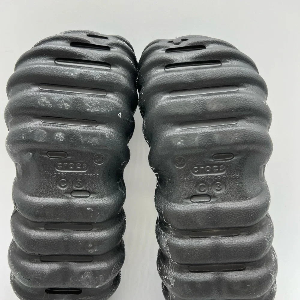 CROCS Kids Black and White Leaf Patterned Water Shoes Size 3